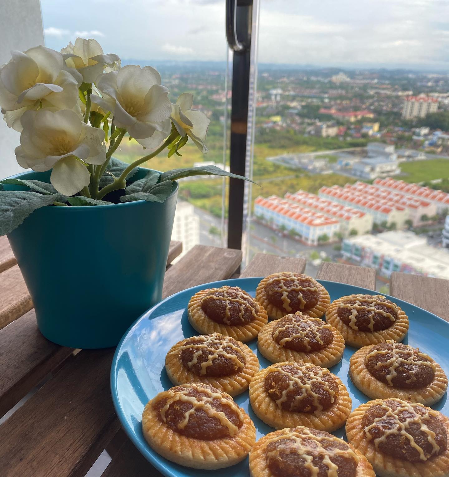 Wise Chef's Traditionally Crafted Nyonya Pineapple Tarts (10pcs per box) 正宗娘惹黄梨饼 (十件一盒)